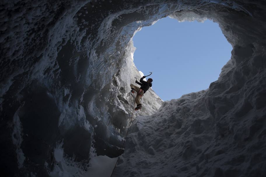 Arrampicata di una aspirante guida alpina, Fabien, nel ghiacciaio Diablerets in Svizzera (Ap)